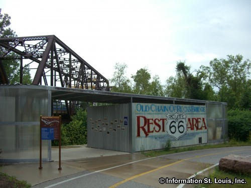 chain-of-rocks-bridge-rest-area.jpg